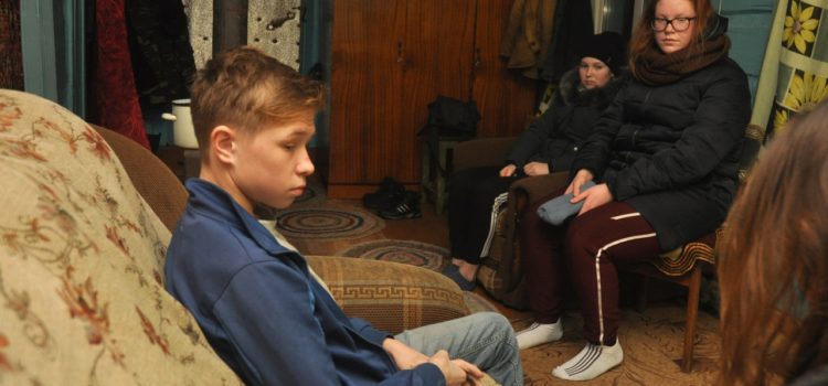 На деревенской дороге в Кудымкарском районе школьники попали в ДТП с лесовозом