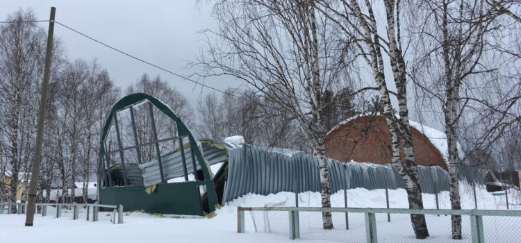 «Шум такой был — будто фейерверк пускают». Спортзал в Усть-Силайке обвалился ночью