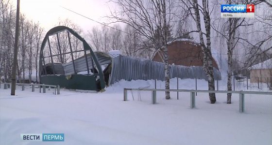 В Кочевском районе рухнул строящийся спортзал