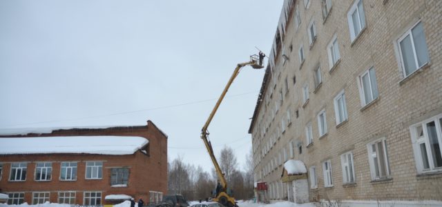 С крыши свисает глыба льда. Что делать?