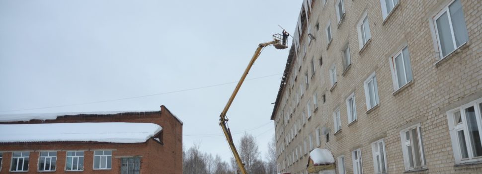 С крыши свисает глыба льда. Что делать?