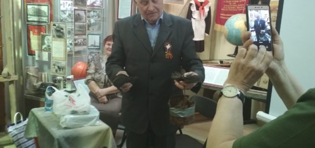 Поисковики передали горожанину медальон его отца, погибшего во время Великой Отечественной войны