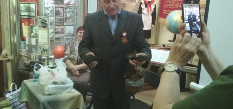 Поисковики передали горожанину медальон его отца, погибшего во время Великой Отечественной войны