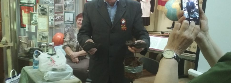 Поисковики передали горожанину медальон его отца, погибшего во время Великой Отечественной войны