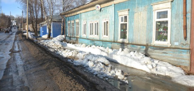 На улице Ленина в Кудымкаре топит дом