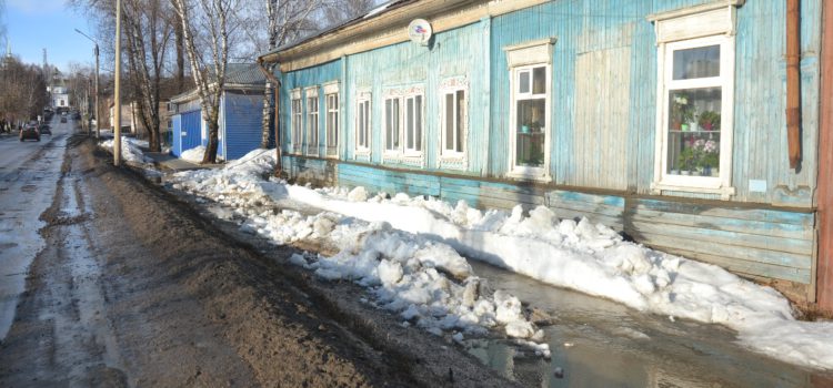 На улице Ленина в Кудымкаре топит дом