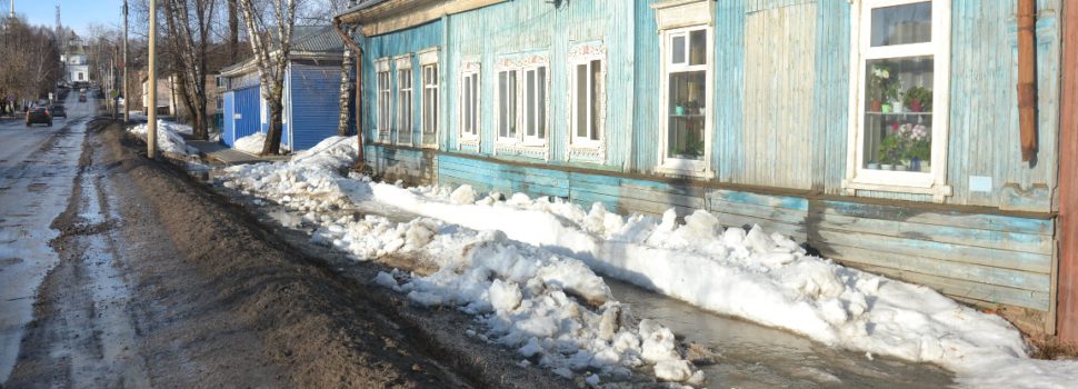 На улице Ленина в Кудымкаре топит дом