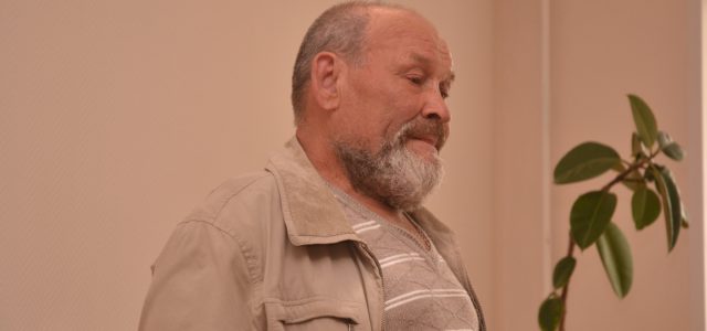 Про Василия Яркова из Пруддора слагают стихи. Пенсионер подлатал дорогу в деревне и получил за это штраф