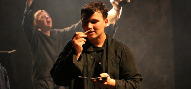 Гвоздь в сосиске, тесные штаны и кот-самоубийца. Артисты Кудымкарского театра рассказывают о том, что на самом деле происходит во время спектаклей