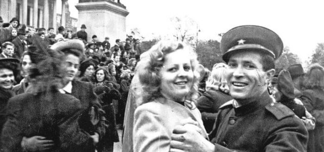 15 снимков, как люди в разных странах мира праздновали победу в 1945 году