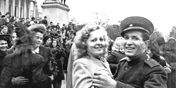 15 снимков, как люди в разных странах мира праздновали победу в 1945 году