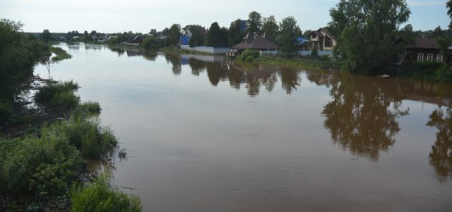 Ночью уровень воды в Иньве поднимался до отметки 550 см. Утром начался спад