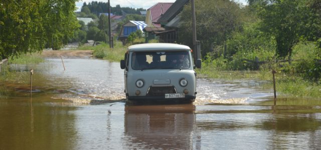 «В пять утра стук в окно. Вы чё спите? Вы тонете!» Репортаж из Юрлы, в которой подтопило 48 домов