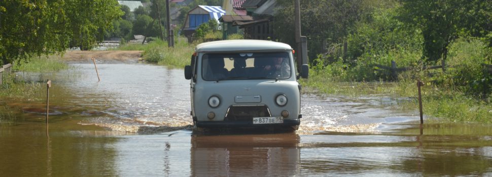 «В пять утра стук в окно. Вы чё спите? Вы тонете!» Репортаж из Юрлы, в которой подтопило 48 домов