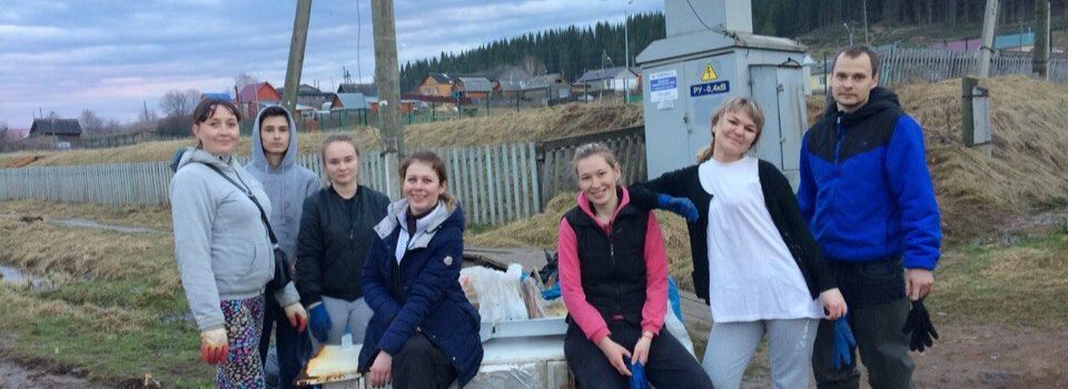 В Гайнах объединилась молодежь. Они строят детские площадки, убирают мусор, устраивают форумы и помогают пожилым