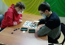 Студенты с ОВЗ и пенсионеры сыграли в шашечном турнире