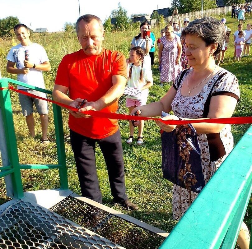 В Майкоре торжественно открыли пешеходный мост через речку Зуевку ...