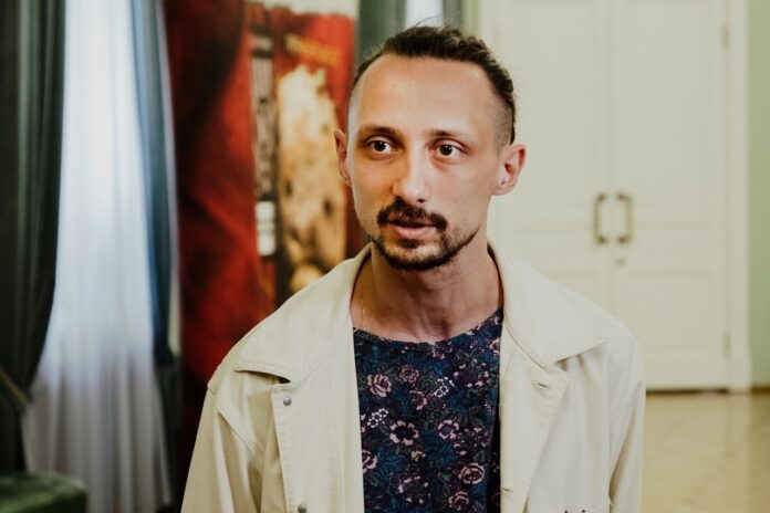 Режиссёр Сергей Тонышев