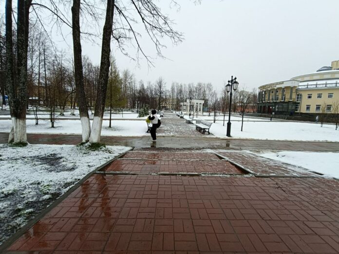 Снег май