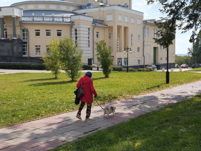 Анна Васильевна выгуливает Мышку
