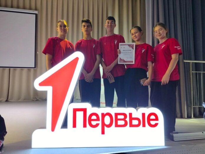 команда восьмой школы на чемпионате по оказыванию первой помощи