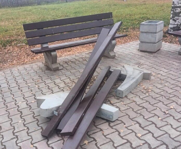 сломанные лавочки в Юрле