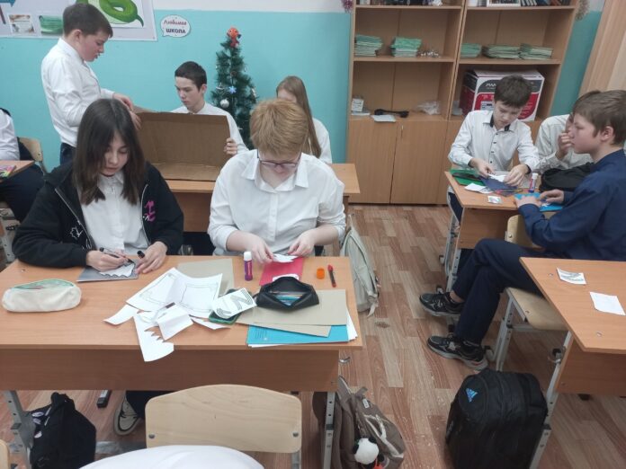 юрлинские школьники делают подарки для участников СВО
