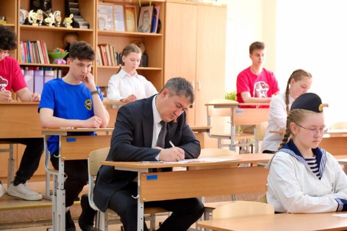 Махонин принимает участие в диктанте победы
