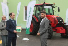 Агротехникуму вручили новый трактор в честь юбилея учреждения
