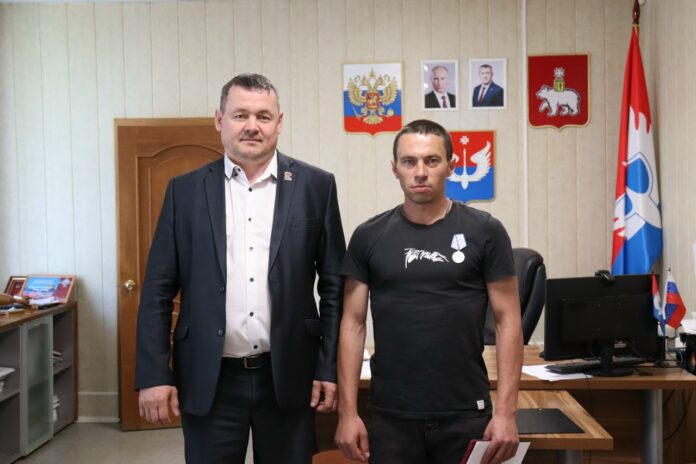 В Юсьве наградили медалью «За отвагу» участника СВО