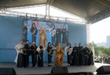 Дизайнер Полина Старикова представила коллекцию с коми-пермяцкими узорами на модном показе Пермского края