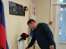 В Гайнах открыли мемориальную доску в память об участнике СВО